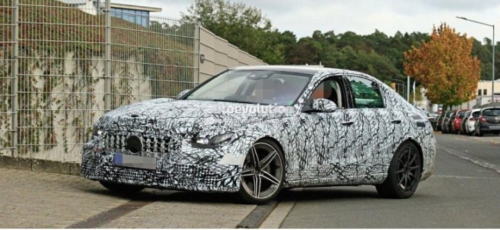 Mercedes-AMG тестирует мощный седан C63 2023 модельного года