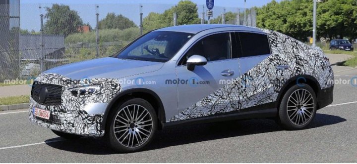 В Сети появились фотографии обновленного кроссовера Mercedes GLC Coupe