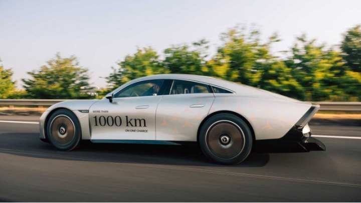 Mercedes не раскрывает емкость батареи EQXX, кроме того, что она составляет менее 100 кВтч. Батаря…