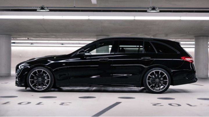 Brabus установил спойлер на крышке багажника седана, чтобы уменьшить подъемную силу задней оси и…