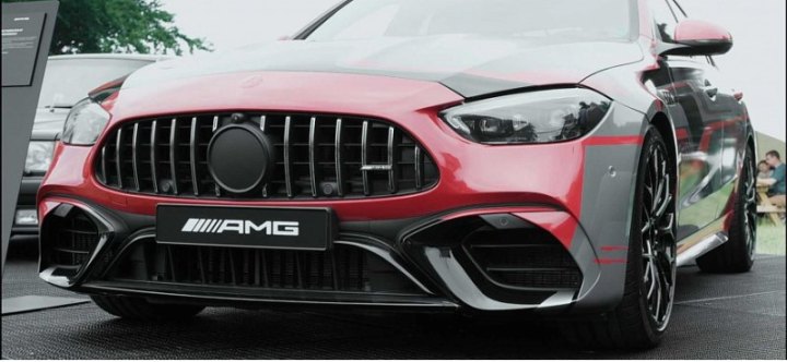 Гибридный Mercedes-AMG C63 2023 года скромно дебютировал на автосалоне в Гудвуде