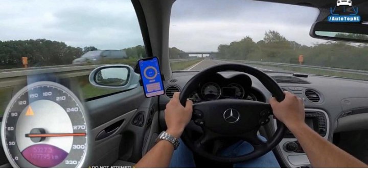 Старенький Mercedes-Benz SL 55 AMG ведет себя на трассе как настоящий маслкар