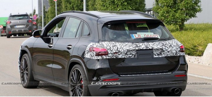 Появились фото рестайлинга Mercedes-AMG GLA 45 с колесами меньшего размера
