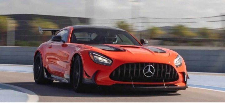 Компания Mercedes-Benz не будет прекращать создание мощных двигателей V8