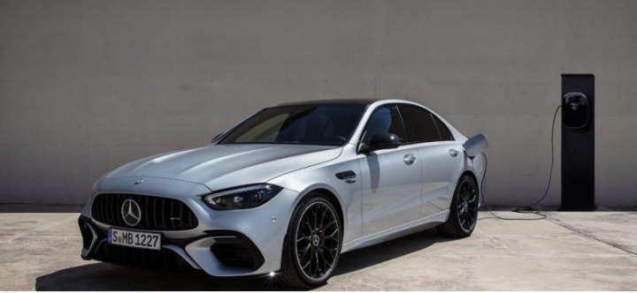 Премиум-бренд MERCEDES-BENZ представил новые седан и универсал MERCEDES-AMG C 63 S 2023 года