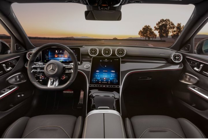 Отличить C63 от C43 помогает тонкое вентиляционное отверстие на капоте. А еще ему достались…
