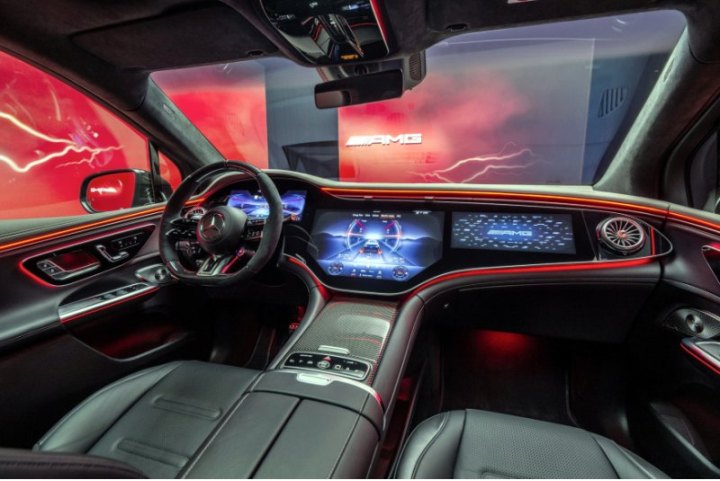 В AMG-версии модели EQE глянцевая передняя панель заменена на искусственную решетку радиатора с…