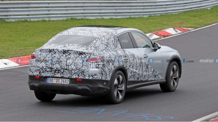 «Шпионские» снимки говорят нам, что варианты модели от AMG для нового GLC также разрабатываются, в…