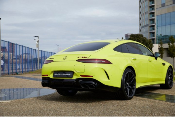 Mercedes-AMG утверждает, что суперседан способен набирать скорость до первых ста километров в час…