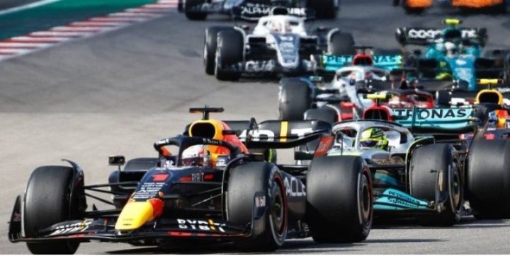 Куда лучше повели себя гонщики в «Астон Мартине» и «Феррари». В «Астоне» Стролл очень опасно…