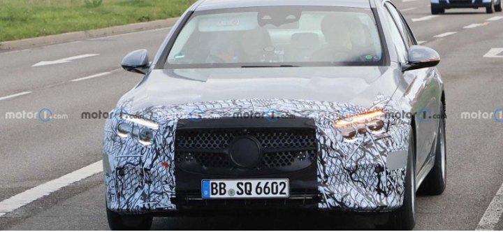 Компания Mercedes-Benz тестирует обновленный Mercedes E-Class в серийном кузове
