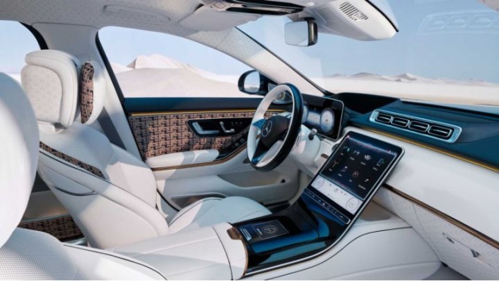 Та же цветовая гамма присутствует внутри Maybach. Темно-синий оттенок находится на верхних дверных…
