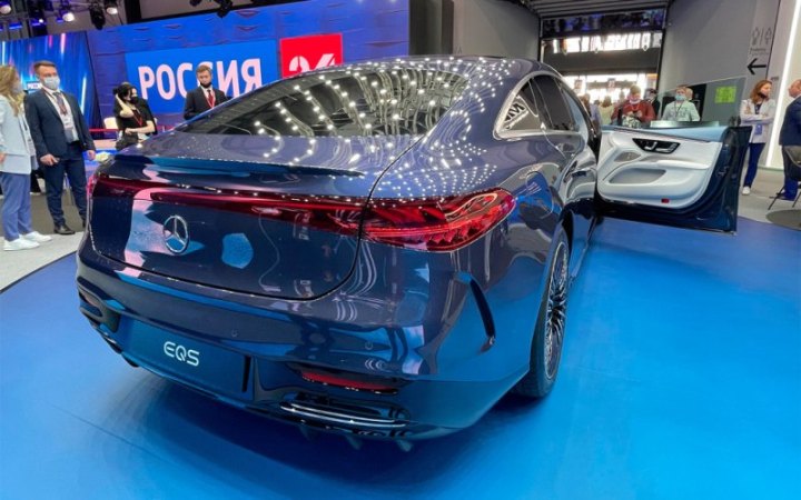 В салоне авто центральное место занимает огромный экран MBUX Hyperscreen последнего поколения. Его…