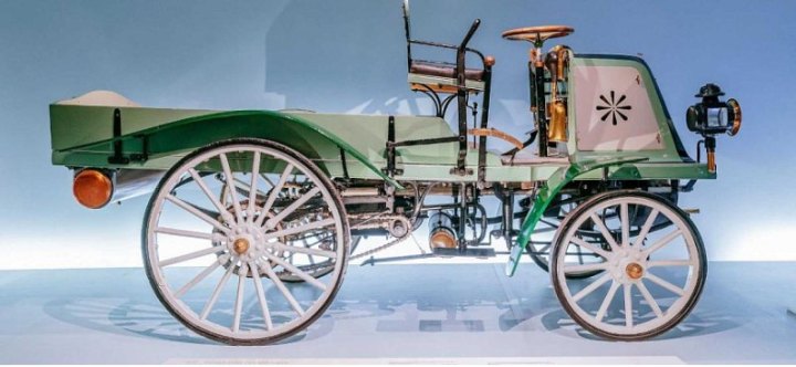 Компания Mercedes представила свой первый грузовой автомобиль 1899 года выпуска