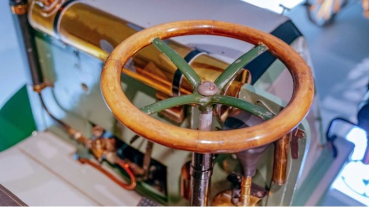 В отличие от первого грузовика Mercedes-Benz 1896 года, в котором использовалась система ременного…
