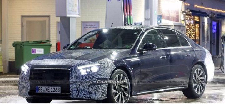 Mercedes-Benz E-Class 2024 года засветился со светодиодной панелью EQ-Style