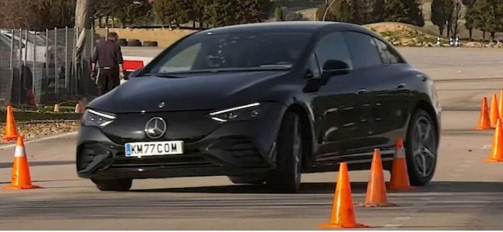 Электрический Mercedes EQE показал лучшие результаты в «лосином тесте»