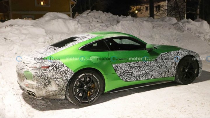 Помимо жесткой крыши, новый AMG GT Coupe будет отличаться от SL рядом изменений в дизайне. Передняя…