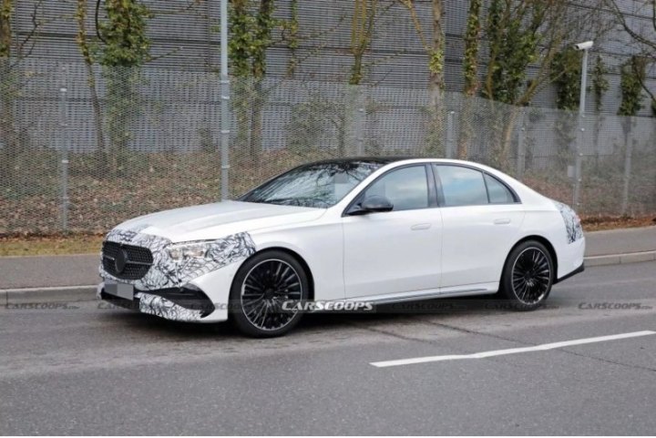 Mercedes решил показать автомобиль с тем, что выглядит как ночной пакет с черной отделкой окон…