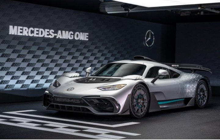Время составляет 1:18.887. Кстати, Хэмилтон стал обладателем двух Mercedes-AMG ONE – один суперкар…