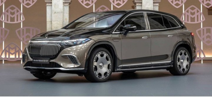 Кроссовер Mercedes-Maybach EQS 2024 года представлен во всей своей двухцветной красе