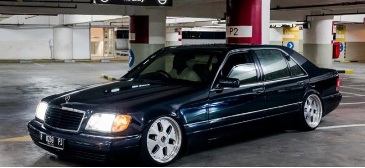 Старинный Mercedes S500 (W140) впервые за 10 лет был вымыт