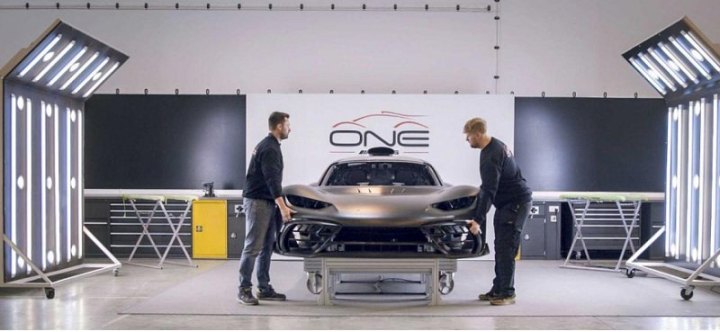 Гиперкар Mercedes-AMG One сгорел дотла в закрытом трейлере, причина неизвестна