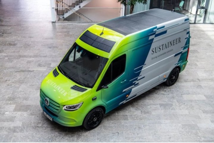 Помимо автомобилей и кроссоверов, Mercedes сосредоточился на коммерческих автомобилях. Automotive…