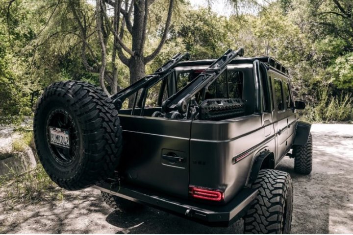 У пикапа «Гелендваген» есть койловеры Bilstein и 18-дюймовые колеса Innov8 Racing. Трансмиссию…