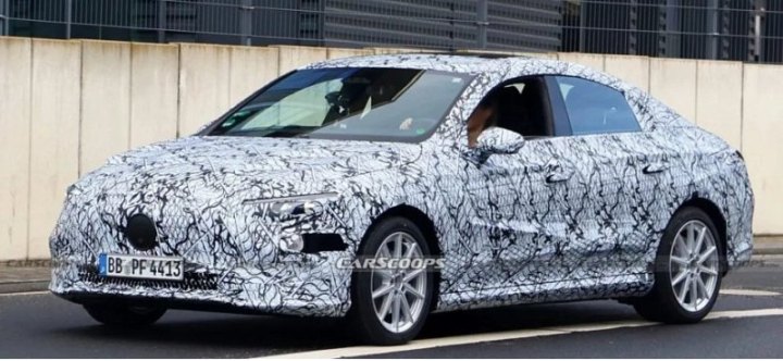 Mercedes CLA EV 2025 года впервые засветился перед фотошпионами с серийным освещением