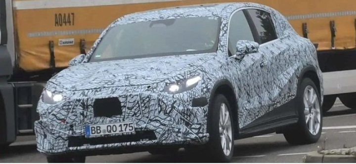 На тестах замечен приемник кроссовера Mercedes GLA/EQA