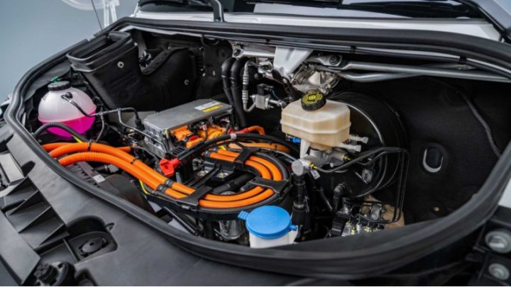 Mercedes eSprinter оснащен бортовым зарядным устройством переменного тока с максимальной мощностью…