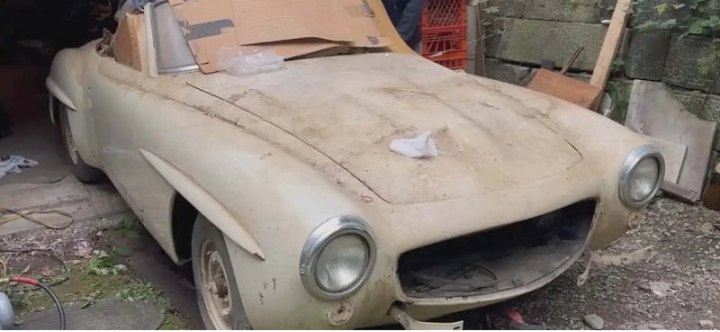 Классический Mercedes 190 SL помыли первый раз за шесть десятилетий простоя