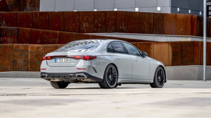 Стартовая модификация нового Mercedes-Benz E-Class — это двухлитровый дизельный агрегат с отдачей…