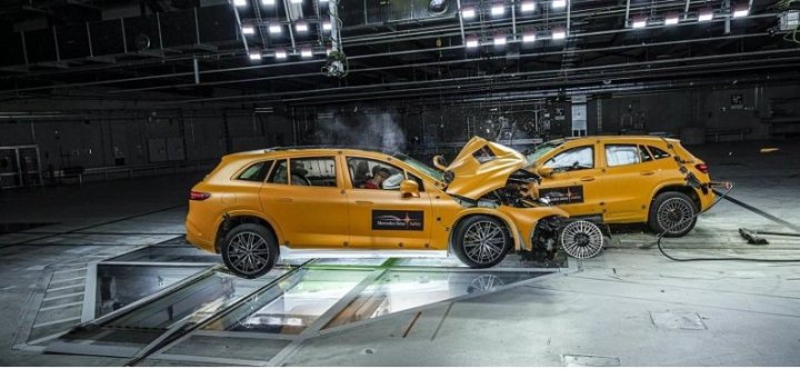 Mercedes-Benz первым провел публичный лобовой краш-тест с участием двух электромобилей