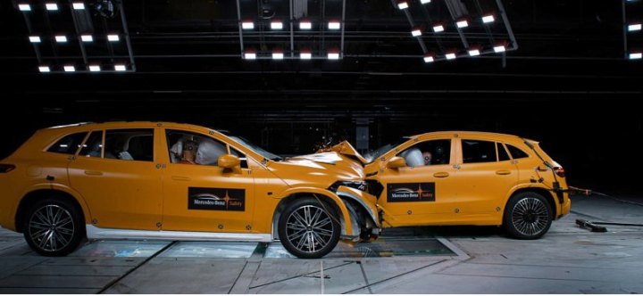Mercedes-Benz намеренно столкнула внедорожники EQS 450 и EQA 300