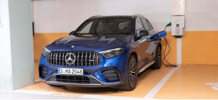 Эксперты провели обзор новейшего Mercedes-AMG GLC63 S E Performance 2025 года