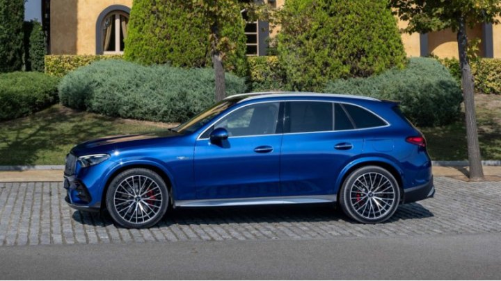 Экстерьер внедорожника украшен уникальными элементами AMG: решеткой радиатора, воздухозаборниками и…