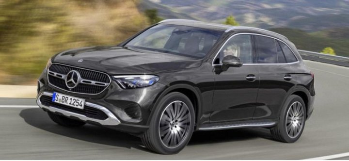 Российские дилеры начали продавать компактный кроссовер Mercedes GLC за 11 млн рублей