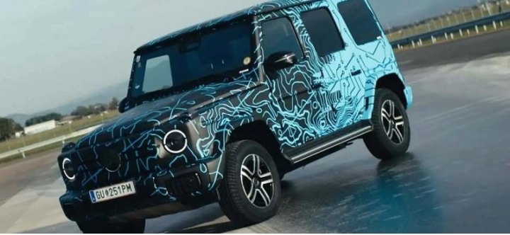 Смотрите, как электрический Mercedes G-class лихо кружится на льду