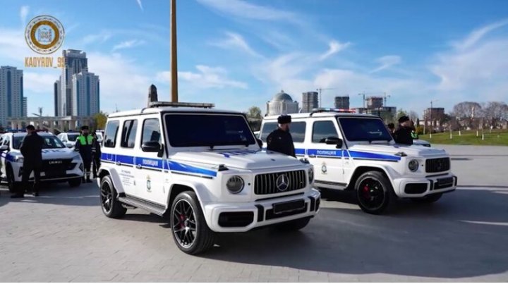 Под капотом Mercedes-AMG G63 скрывается 585-сильный 4-литровый мотор V8.