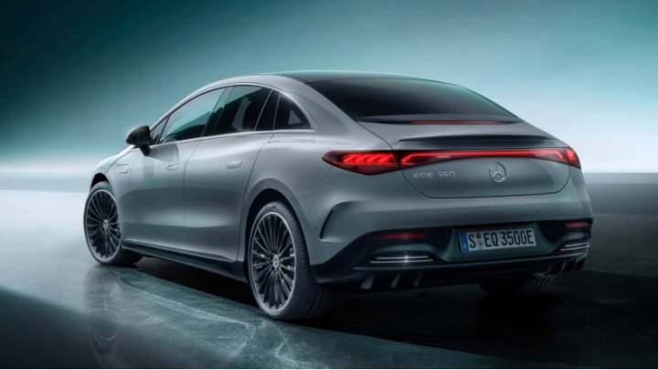 Высокопроизводительный AMG EQE 4Matic+, являющийся самым энергоемким, потребляет около 462…