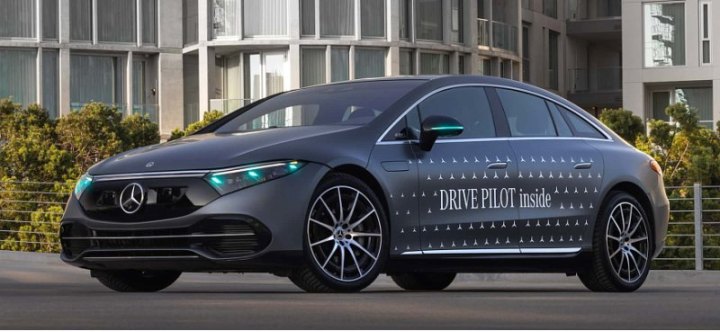 Mercedes-Benz использует бирюзовые габаритные огни для беспилотного вождения