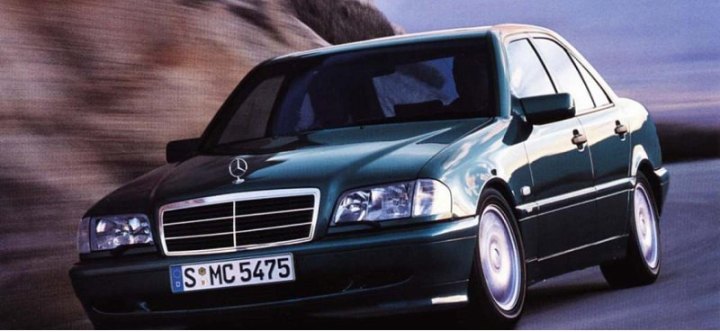 Владелец 30-летнего Mercedes-Benz W202 решил похвалить премиум-авто за надежность