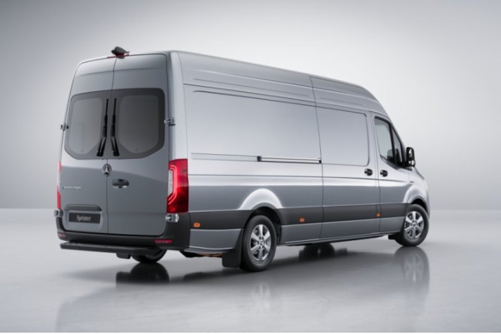 Выбор типов кузова и длины дает возможность адаптировать eSprinter к индивидуальным требованиям.…