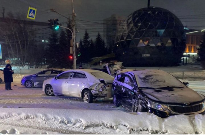 Две молодые женщины 24 и 26 лет, находившиеся в Kia Rio, получили травмы в результате столкновения.…
