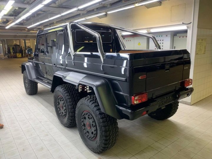 Дилер в Москве выставил на продажу пикап с черным кузовом и двухцветным кожаным салоном. Такому…