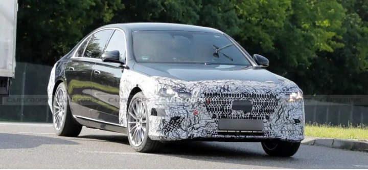 Mercedes S-Class 2026 года замечен с «звездными» фарами