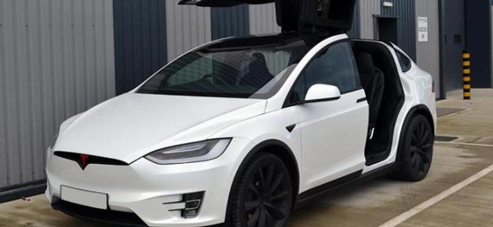 Tesla и Mercedes-Benz отзывают электрокары из-за общей проблемы с безопасностью