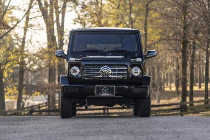 Внутри Bodo G-Wagon по-своему пытается имитировать роскошь. С расстояния пластик сидений отдаленно…